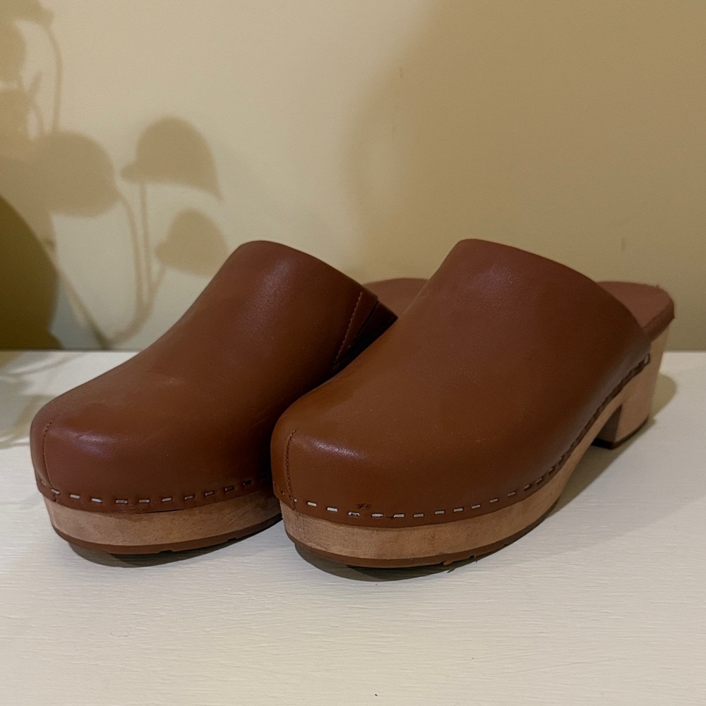 Chrlotte Stone Leather Clogs